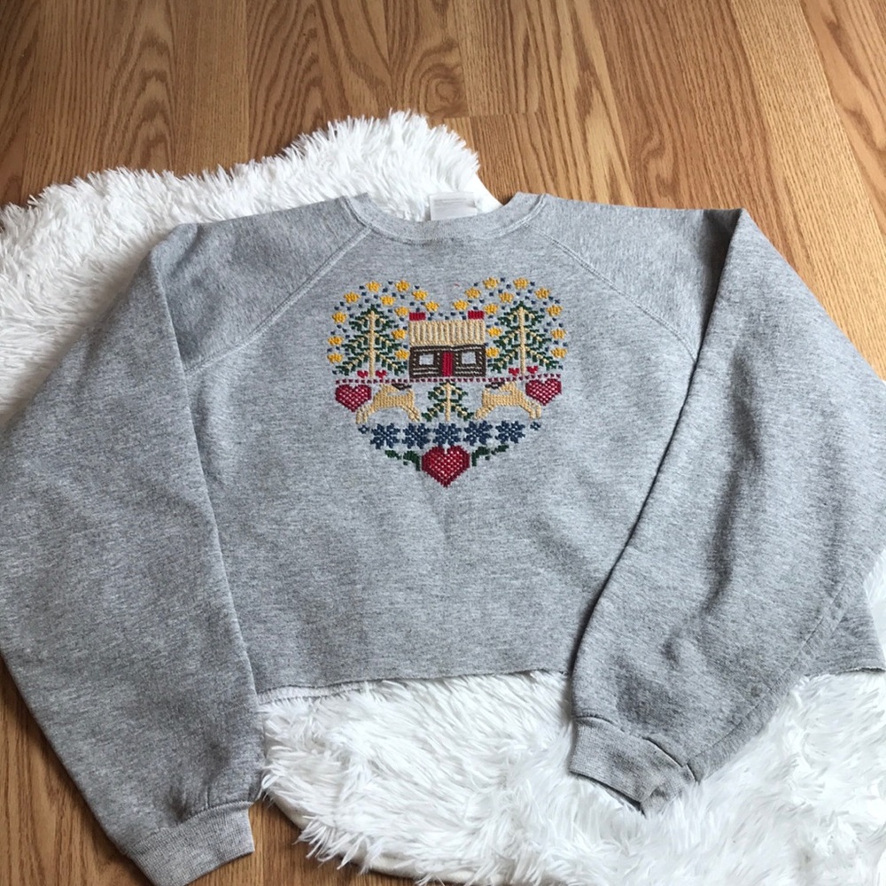 Holiday Vintage Cropped Embroidered Sweatshirt M